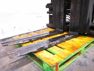 Folleto de uno o dos palets Caterpillar 4000