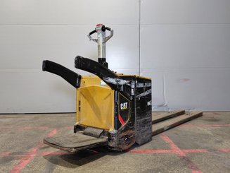 Transpaleta con conductor acompañante Caterpillar NPV20N2