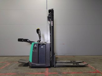 Apilador con plataforma Mitsubishi SBV12P