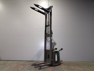 Apilador con plataforma Mitsubishi SBV12P