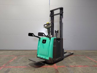 Apilador con plataforma Mitsubishi SBV12P
