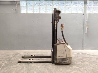 Apilador con conductor acompañante Crown WF3000 1.2 - 5