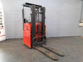 Apilador con conductor sentado Fenwick L12