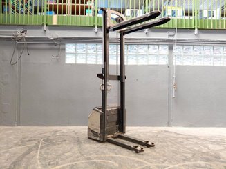 Apilador con conductor acompañante Crown WF3000 1.2 - 6