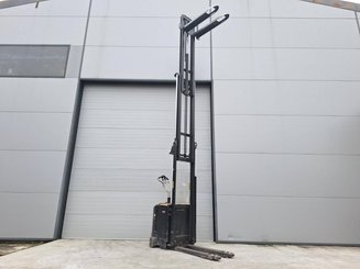 Apilador con conductor acompañante Caterpillar NSV16Ni
