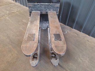 Transpaleta con conductor acompañante Caterpillar NPP20N2E