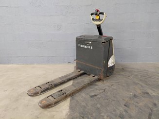 Transpaleta con conductor acompañante Crown WP3020-2.0 - 1