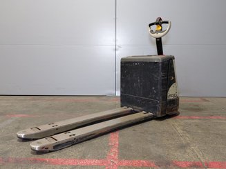 Transpaleta con conductor acompañante Crown WP3020-2.0 - 1