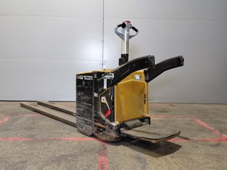 Transpaleta con conductor acompañante Caterpillar NPV20N2