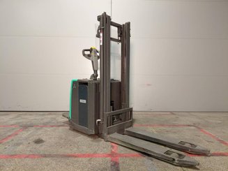 Apilador con plataforma Mitsubishi SBV12P