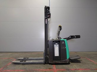 Apilador con plataforma Mitsubishi SBV12P