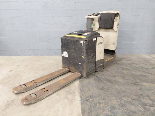 Transpaleta con plataforma Crown WT3040 2.00 - 1
