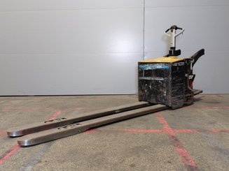 Transpaleta con conductor acompañante Caterpillar NPV20N2