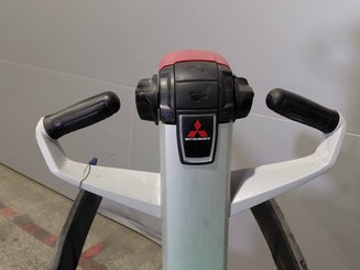 Transpaleta con plataforma Mitsubishi PBV20N2