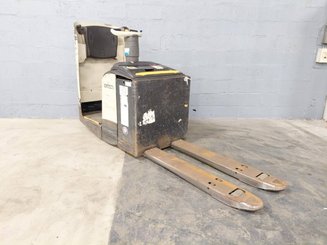 Transpaleta con plataforma Crown WT3040 2.00