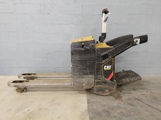 Transpaleta con plataforma Caterpillar NPV20N2