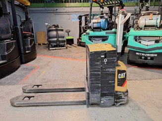 Transpaleta con conductor acompañante Caterpillar NPP20N2E