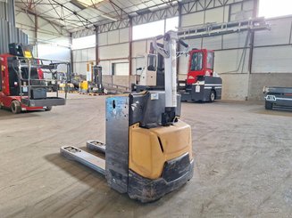 Transpaleta con conductor acompañante Caterpillar NPP20N