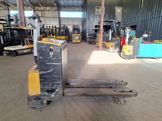 Transpaleta con conductor acompañante Caterpillar NPP20N