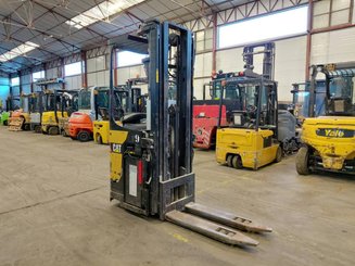 Apilador con plataforma Caterpillar NSR20N