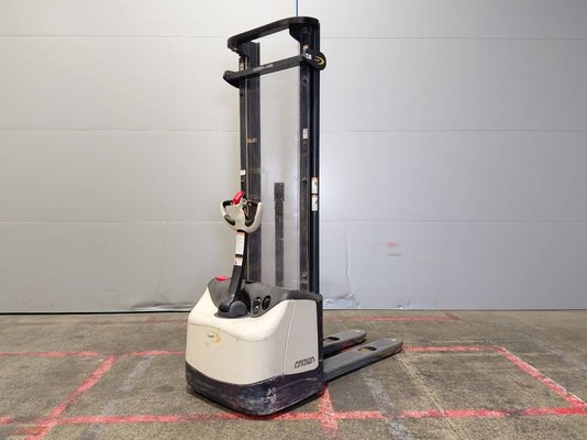 Apilador con conductor acompañante Crown WF3000 - 1