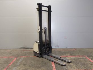 Apilador con conductor acompañante Crown WF3000