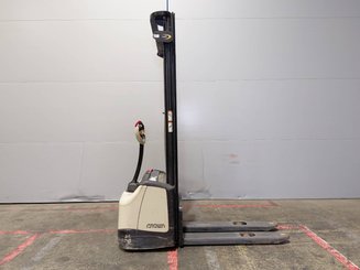 Apilador con conductor acompañante Crown WF3000