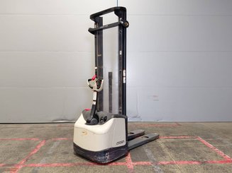 Apilador con conductor acompañante Crown WF3000