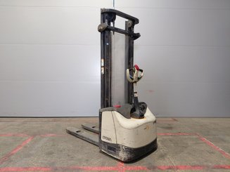 Apilador con conductor acompañante Crown WF3000 10