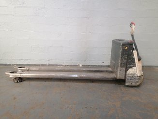 Transpaleta con conductor acompañante Crown WP2320-20