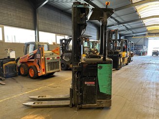 Apilador con plataforma Caterpillar NSR20N