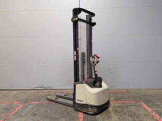 Apilador con conductor acompañante Crown WF3000