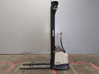 Apilador con conductor acompañante Crown WF3000