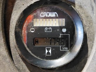 Apilador con conductor acompañante Crown WF3000 10