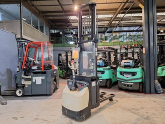 Apilador con conductor acompañante Crown ESI4000-12