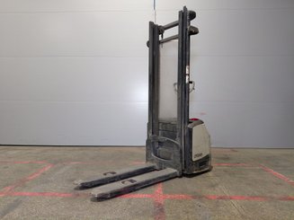 Apilador con conductor acompañante Crown WF3000 10