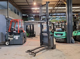 Apilador con conductor acompañante Crown ESI4000-12