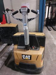 Transpaleta con conductor acompañante Caterpillar NPP20N2