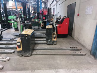 Transpaleta con conductor acompañante Caterpillar NPP20N2