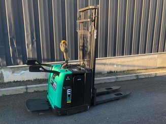 Apilador con plataforma Mitsubishi SBV12P - 6