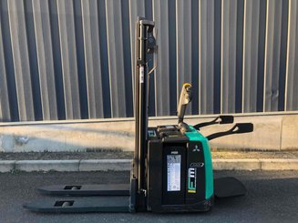 Apilador con plataforma Mitsubishi SBV12P - 1