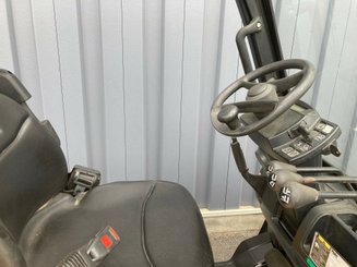 Carretilla contrapesada de 4 ruedas Yale GLP18VX