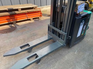 Apilador con plataforma Mitsubishi SBV12P - 9