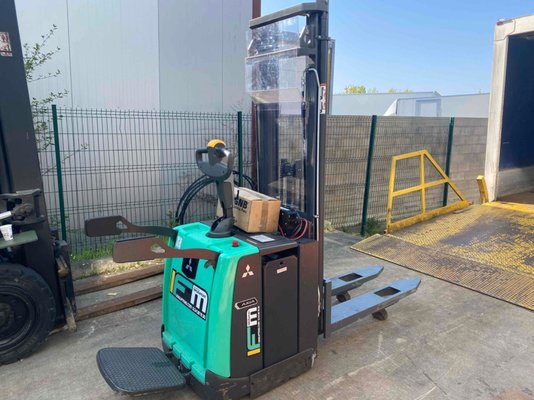 Apilador con plataforma Mitsubishi SBV12P - 1