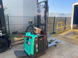 Apilador con plataforma Mitsubishi SBV12P - 1