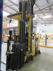 Carretilla trilateral con cabina de mando elevable Yale MTC10 - 2