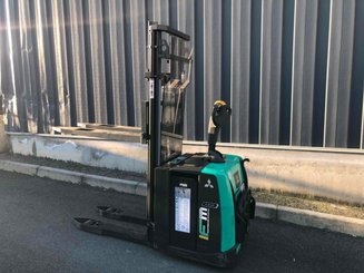 Apilador con plataforma Mitsubishi SBV12P - 5