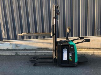 Apilador con plataforma Mitsubishi SBV12P - 2