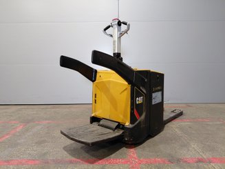 Transpaleta con plataforma Caterpillar NPV20N2