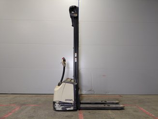 Apilador con conductor acompañante Crown WF3000 1.2